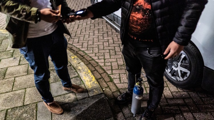 Lachgasgebruik verandert, maar vermindert niet: ‘Vroeger waren het slagroompatronen, nu&nbsp;tanks’